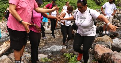 Une bénéfique marche en montagne  au bord de l'eau