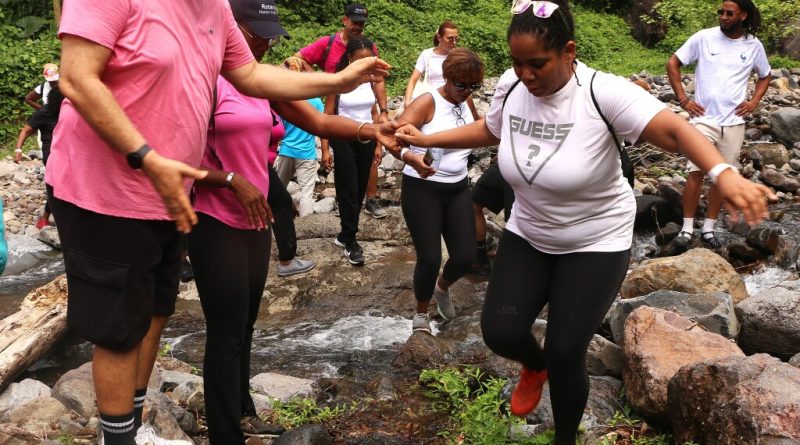Une bénéfique marche en montagne  au bord de l'eau