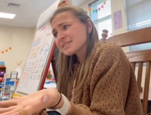 Une maîtresse de CP partage sa routine touchante avec ses élèves, émouvant des milliers d'internautes