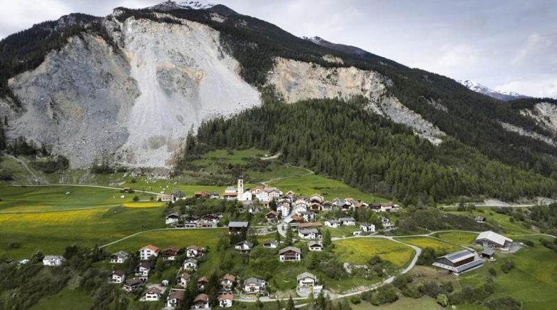 Une majorité d'habitants de Brienz (GR) acceptent d'être relogés ailleurs | RTS