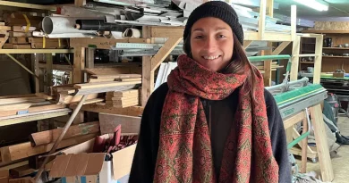 Catherine Parent à l'intérieur de la grange jaune.