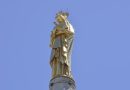 VIDÉO. Déposée par un hélicoptère, entièrement redorée à l'or fin... Après neuf mois d'absence, la "Bonne Mère" de Marseille a retrouvé sa couronne