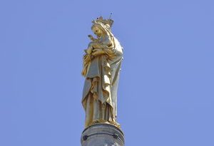 VIDÉO. Déposée par un hélicoptère, entièrement redorée à l'or fin... Après neuf mois d'absence, la "Bonne Mère" de Marseille a retrouvé sa couronne