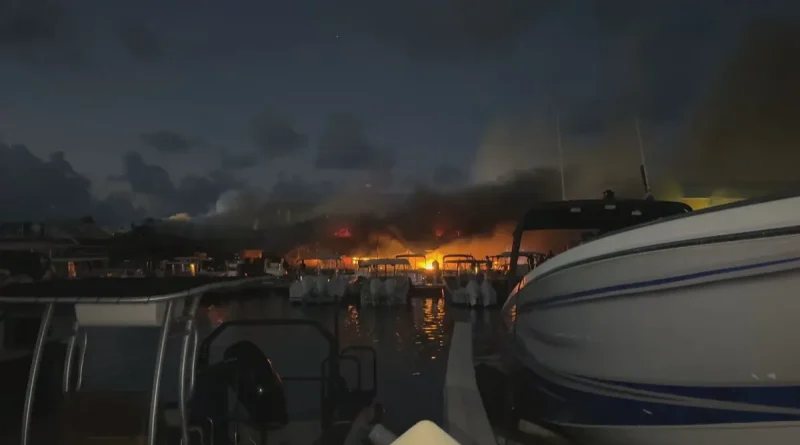VIDEO. Incendie à la marina de Saint-François : "Le ciel nous tombe sur la tête" témoigne un restaurateur qui a tout perdu