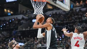 NBA : Wembanyama réalise un layup à 360 degrés contre les Raptors