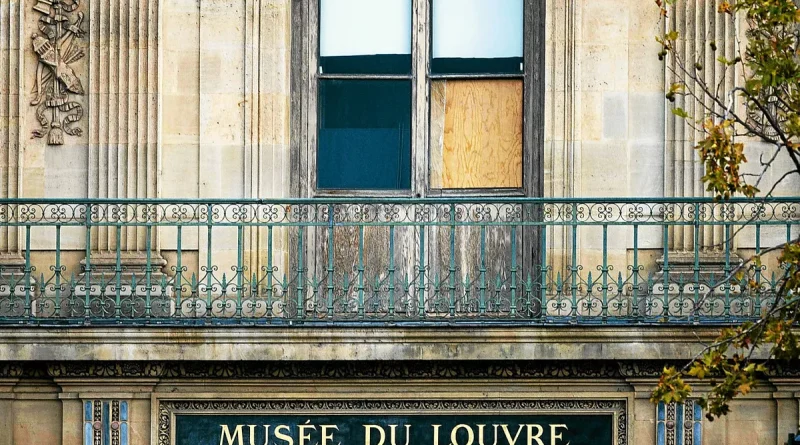 Vol au Louvre : cinq nouvelles interpellations, dont un membre du commando