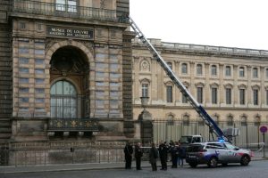 Vol de bijoux au Louvre: deux hommes en garde à vue