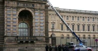 Vol de bijoux au Louvre: deux hommes en garde à vue