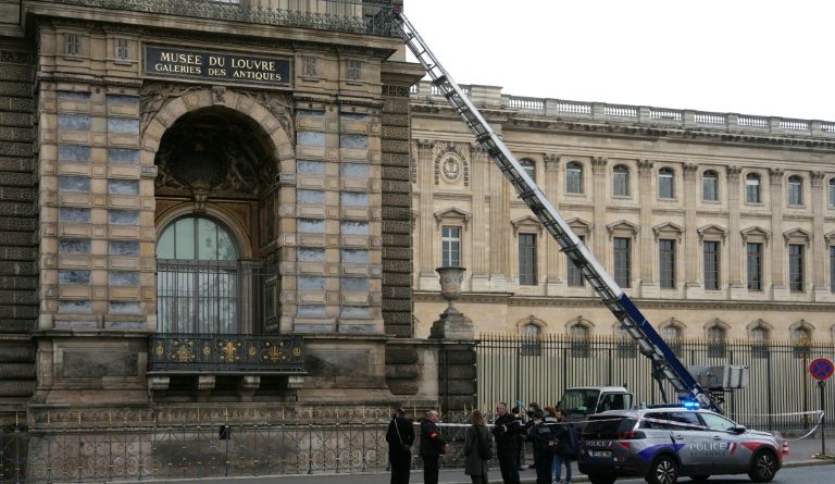 Vol de bijoux au Louvre: deux hommes en garde à vue