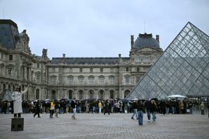 Vol de bijoux au Louvre: les cambrioleurs traqués, le musée sous pression