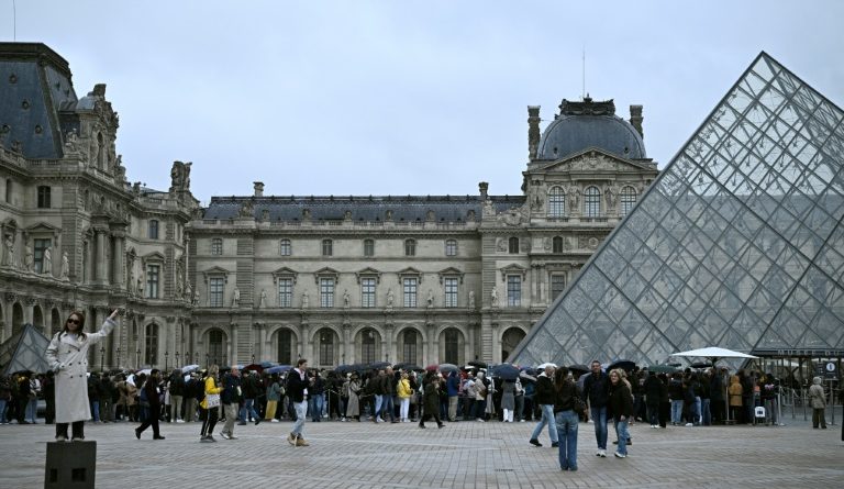 Vol de bijoux au Louvre: les cambrioleurs traqués, le musée sous pression