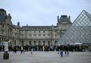 Vol de bijoux au Louvre: les voleurs traqués, le musée sous pression