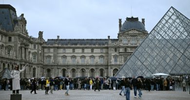 Vol de bijoux au Louvre: les voleurs traqués, le musée sous pression