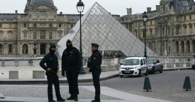 Vol des bijoux du Louvre: la traque est lancée, la sécurité des musées en débat
