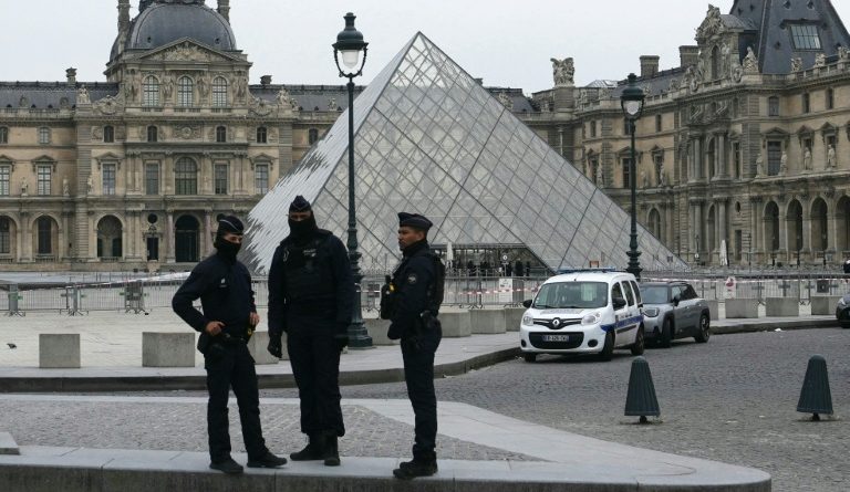 Vol des bijoux du Louvre: la traque est lancée, la sécurité des musées en débat