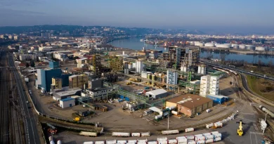 L'Anses recommande une surveillance continue face à la baisse de production des PFAS.