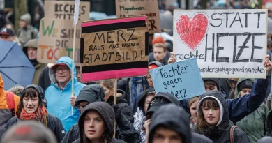 Allemagne: dizaines de milliers manifestent contre les propos racistes de Merz sur les migrants