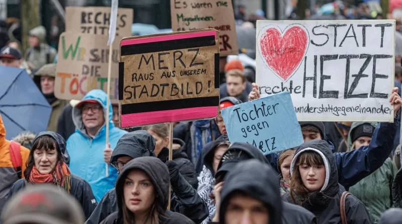 Allemagne: dizaines de milliers manifestent contre les propos racistes de Merz sur les migrants