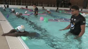 Maxime Grousset et Yohann Ndoye Brouard soutiennent les nageurs de demain