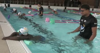 Maxime Grousset et Yohann Ndoye Brouard soutiennent les nageurs de demain