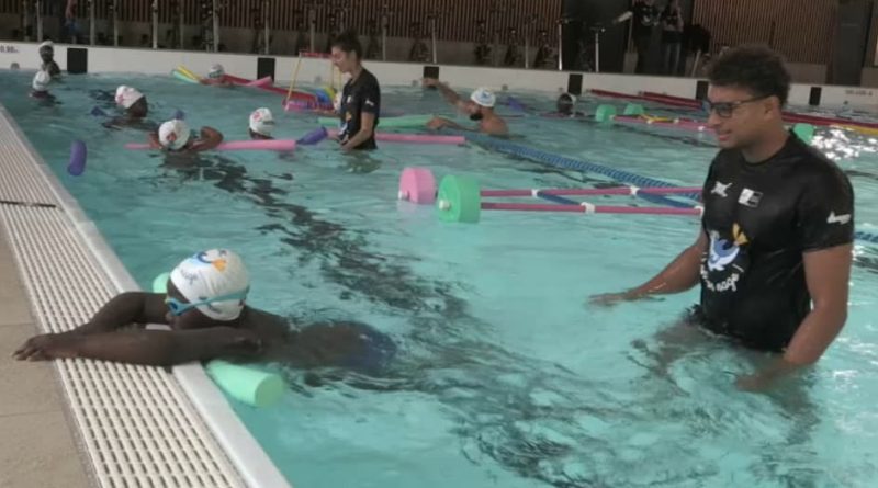 Maxime Grousset et Yohann Ndoye Brouard soutiennent les nageurs de demain