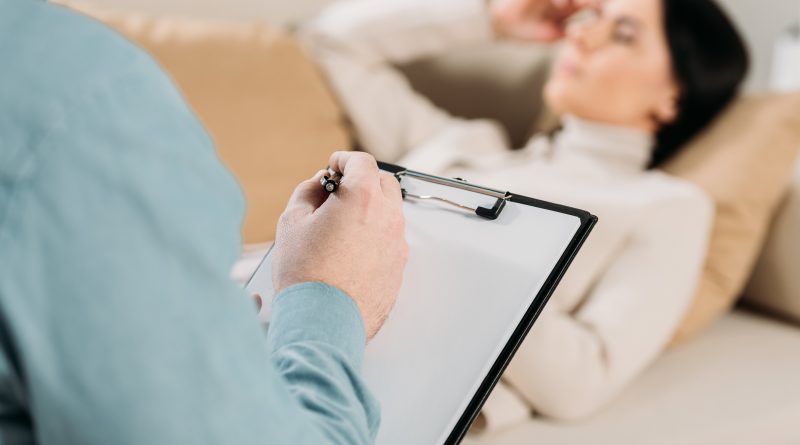 Pour ceux qui souhaitent devenir praticiens en hypnose et apprendre ce métier, des écoles reconnues comme Harmonesis proposent une formation complète et structurée de qualité (Visuel Adobe Stock 246801478)