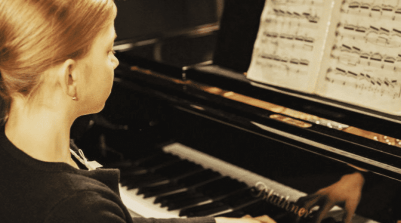 Concours : la jeune virtuose ukrainienne Nora Kostenko dévoile son talent au piano