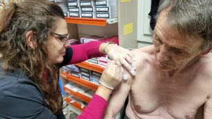 Christian Larderet se fait vacciner en pharmacie, Jura
