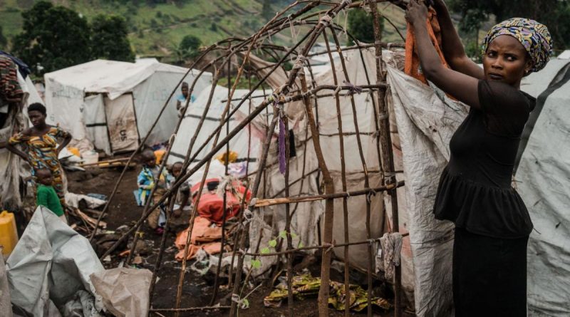 Jeune déplacée dans un camp de refugiés en République démocratique du Congo
