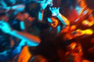 Les ados peuvent-ils vraiment faire la fête sans alcool ? Vers la fin des teen parties en discothèque ?