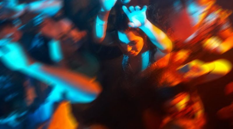 Les ados peuvent-ils vraiment faire la fête sans alcool ? Vers la fin des teen parties en discothèque ?