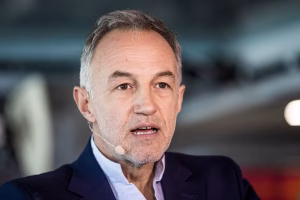 Emmanuel Grégoire, candidat à Paris, se positionne contre Bolloré