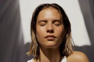 Teint lumineux sans soleil : astuces et soins pour un éclat durable toute l'année