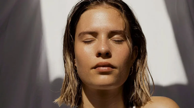 Teint lumineux sans soleil : astuces et soins pour un éclat durable toute l'année