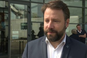 Le président de la région Bretagne mis en examen pour avoir qualifié un tweet RN d'antisémite