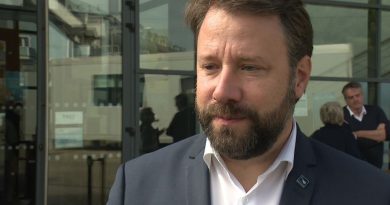 Loïg Chesnais-Girard, president of the Brittany region, has been charged with defamation. Le président de la région Bretagne mis en examen pour avoir qualifié un tweet RN d'antisémite