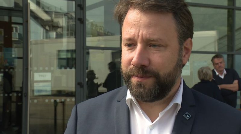 Le président de la région Bretagne mis en examen pour avoir qualifié un tweet RN d'antisémite