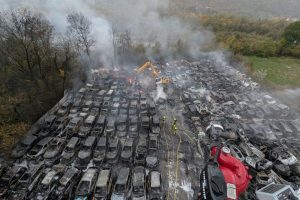 500 voitures calcinées en une nuit : photos d'un incendie dans une casse automobile