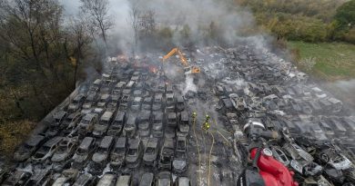 500 voitures calcinées en une nuit : photos d'un incendie dans une casse automobile