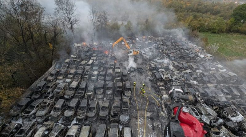 500 voitures calcinées en une nuit : photos d'un incendie dans une casse automobile