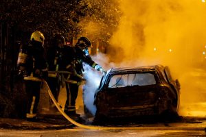 Deux ados interdits de sortie nocturne après avoir incendié des voitures, en attente de jugement