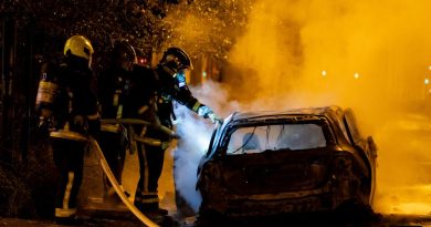 Deux ados interdits de sortie nocturne après avoir incendié des voitures, en attente de jugement