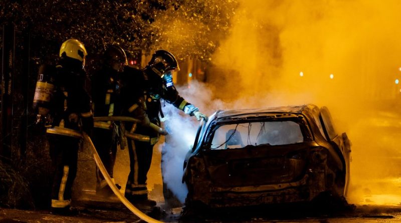 Deux ados interdits de sortie nocturne après avoir incendié des voitures, en attente de jugement