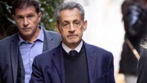 Nicolas Sarkozy en prison : des supporters expriment leur colère avec 'J’aime Sarkozy !'