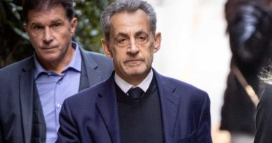 Nicolas Sarkozy en prison : des supporters expriment leur colère avec 'J’aime Sarkozy !'