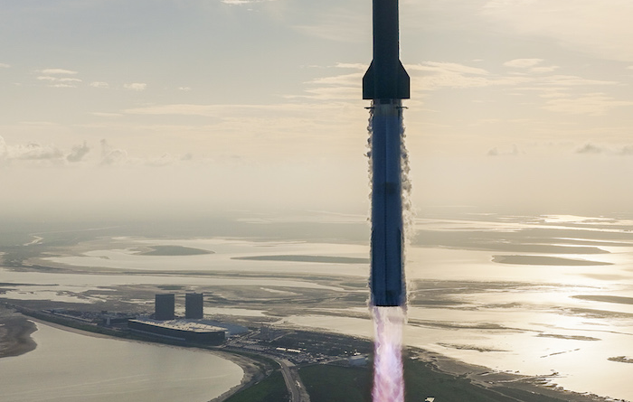 Starship réussit enfin son décollage après plusieurs tentatives.