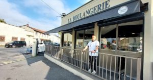 Réécris en français un titre court, viral mais factuel (70–95 caractères), sans superlatifs gratuits ni promesses floues. Garde les mots-clés forts et l’entité principale. Ne renvoie que le titre final, rien d’autre : "Métropole de Lyon. Boulangerie « amputée » route de Genas : la polémique « agace » les vrais propriétaires du terrain"