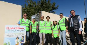 Romans-sur-Isère : des jeunes aident les familles à transporter leurs pots au cimetière pour la Toussaint
