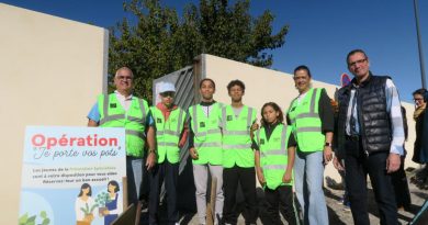Romans-sur-Isère : des jeunes aident les familles à transporter leurs pots au cimetière pour la Toussaint