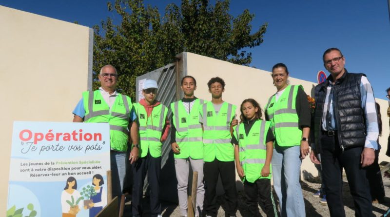 Romans-sur-Isère : des jeunes aident les familles à transporter leurs pots au cimetière pour la Toussaint